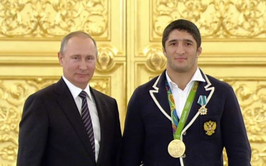 Владимир Путин поздравил Абдулрашида Садулаева с победой на ЧМ по борьбе