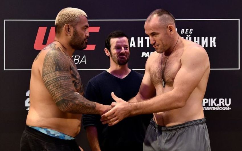 Алексей Олейник победил Марка Ханта удушающим приемом на UFC Fight Night Moscow