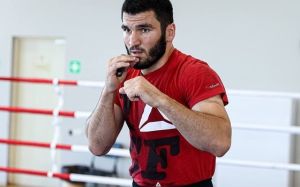 Артур Бетербиев: "Не вижу смысла относиться к Усику негативно или с завистью"