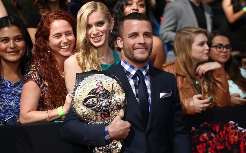 Экс-чемпион Пэт Каррен встретится с проспектом Эй Джеем МакКи на Bellator 221