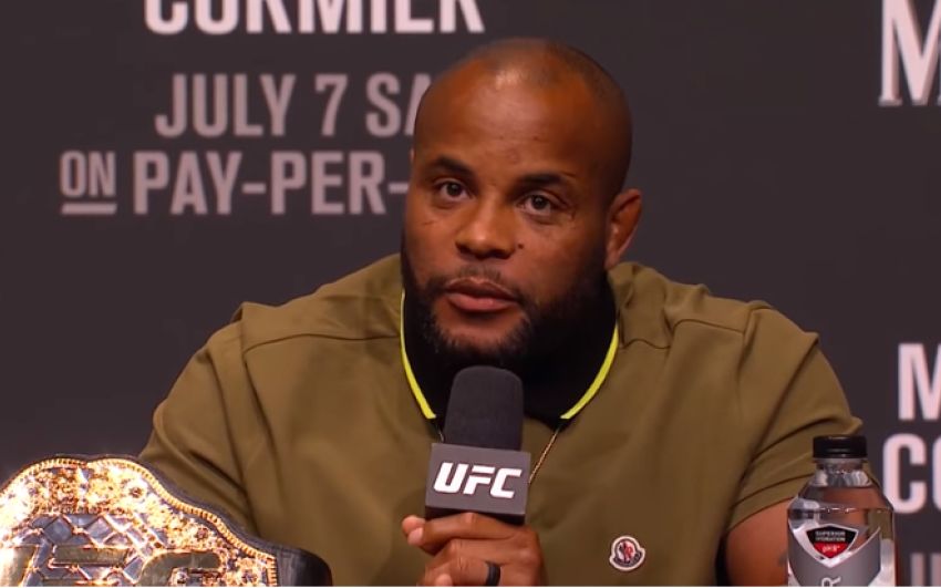 Даниэль Кормье упал после пресс-конференции к турниру UFC 226 в Лас-Вегасе