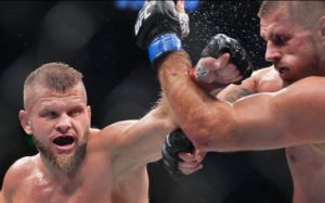 Александр Романов проиграл Тыбуре на турнире UFC 278