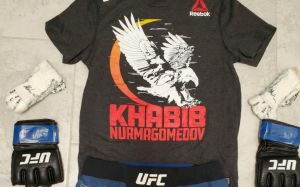 Дастин Порье выручил на аукционе $60,000 за экипировку с UFC 242 и футболку Хабиба