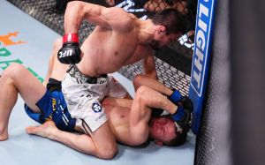 Умар Нурмагомедов побывал в нокдауне, но победил Бекзата Алмахана на UFC Fight Night 238