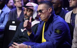 Александр Усик ушел с арены перед реваншем Бетербиева с Биволом