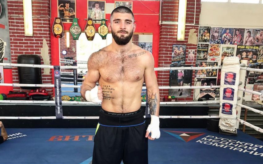 Россиянин Курбанов проведёт бой за звание чемпиона мира по боксу по версии WBO в 2018 году