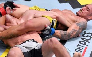 Чарльз Оливейра одержал доминирующую победу над Тони Фергюсоном на UFC 256