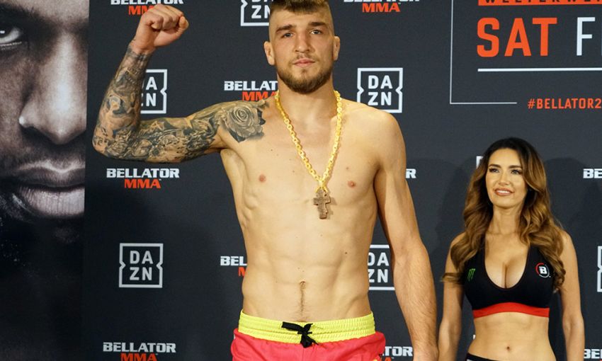Ярослав Амосов против Дэвида Рикелза на турнире Bellator 225