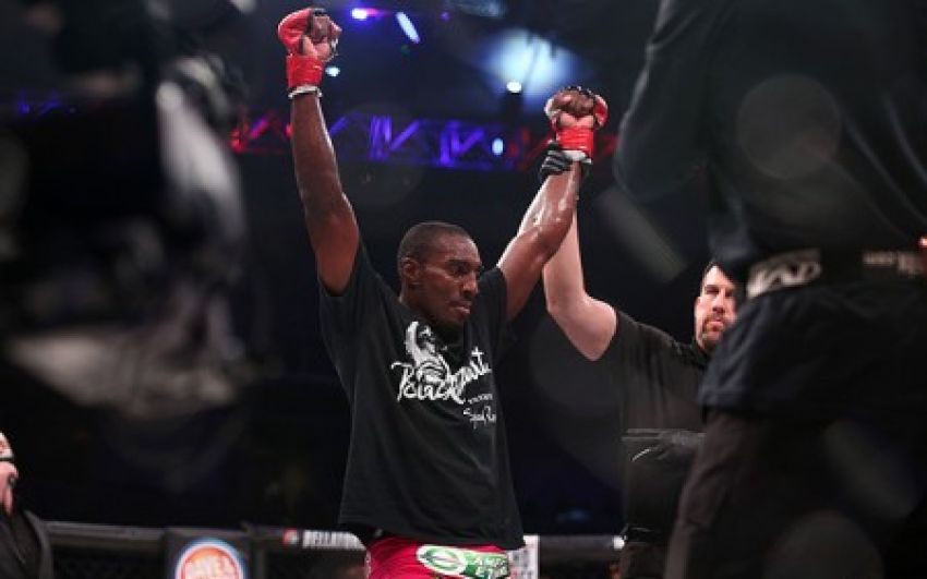 Фил Дэвис победил Мохаммеда Лаваля и стал претендентом на пояс чемпиона Bellator