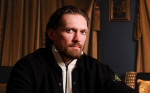 Александр Усик отреагировал на критику титульного статуса боя с Верховеном