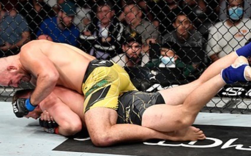 Тейшейра одолел Блаховича удушающим приемом на UFC 267, став новым чемпионом полутяжелого веса