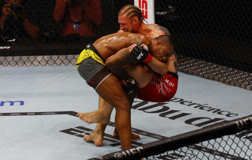 Александр Волков спорно победил Жаилтона Алмейду на UFC 321
