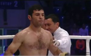 Российский боксер Ананян завоевал титул, но не получил чемпионский пояс и попал в полицию.