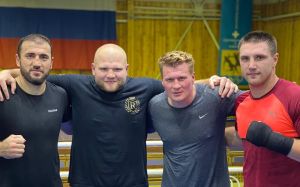 Александр Поветкин со своими спарринг-партнёрами перед боем с Уайтом