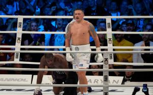 Александр Усик ответил на обвинения тренера Дюбуа в мошенничестве с шортами