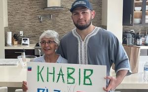 Хабиб Нурмагомедов осчастливил пожилую фанатку из США