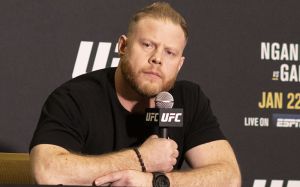 Тренер Шона Стриклэнда требует уволить судью UFC