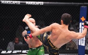 Ислам Махачев быстро уничтожил Александра Волкановски в реванше на UFC 294