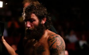 Бой Майкл Киеса - Энтони Петтис на UFC 223 отменен