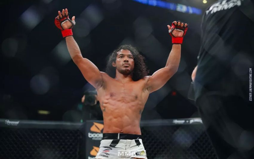 Бен Хендерсон против Адама Пикколотти на апрельском турнире Bellator 220