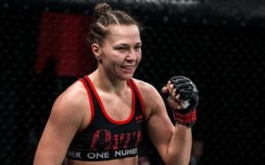 "Полизать ножки, понюхать кроссовки". Боец UFC рассказала, что ей пишут извращенцы