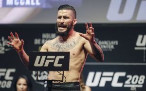 Иэн МакКолл выбывает из боя на UFC 208