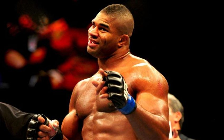 Алистар Оверим подписал новый контракт с UFC
