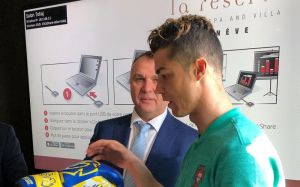 Василий Ломаченко подарил свои перчатки Криштиано Роналду
