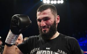 Артур Бетербиев объяснил свою немногословность перед боем со Смитом
