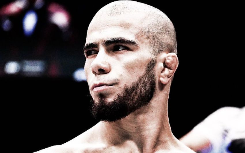Мокаев досрочно выиграл у Эллиота на UFC 294