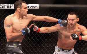 Кормье переживает за Фергюсона в бою с Ли Цзинляном на UFC 279