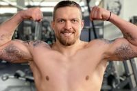 Усик возвратился в Украину после неудачных переговоров с Фьюри — фото