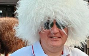 Глава Роскосмоса надел папаху и поздравил Нурмагомедова