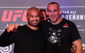 Битва взглядов участников турнира UFC Fight Night 136 в Москве