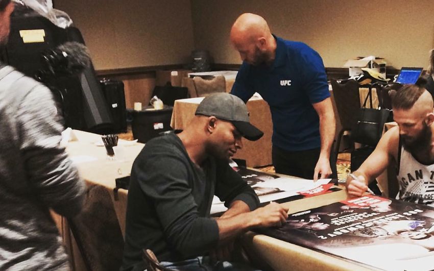 У Алистара Оверима остался 1 бой по контракту в UFC