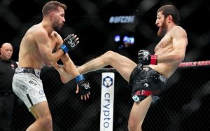 Уланбеков остановил удушающим приемом американца Дердена на UFC 296
