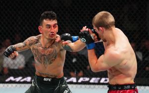 Макс Холлоуэй в напряженном бою перебил Арнольда Аллена на UFC on ESPN 44