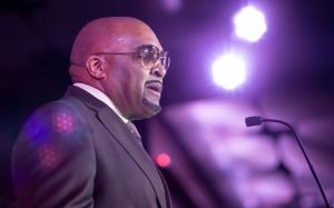 Глава Mayweather Promotions: "Боб Арум знает, что боя Дэвис-Ломаченко не будет"