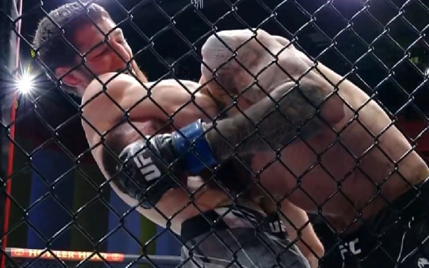 Тагир Уланбеков финишировал Манесса на турнире UFC Fight Night 214