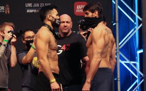 Видео боя Брэд Таварес - Антонио Карлос Джуниор UFC 257