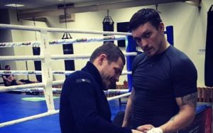 Голкипер "Динамо" следит за боями Беринчика и Усика