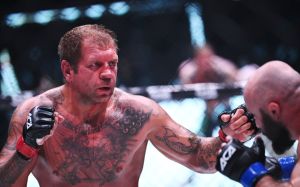 Камил Гаджиев: "Александр Емельяненко живет жизнью многих мужиков в России, которые приходят с работы и пьют"