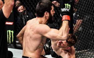 Ислам Махачев остановил Дэна Хукера в первом раунде на UFC 267