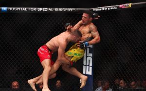 Матеуш Гамротом переиграл Рафаэля Дос Аньоса на UFC 299