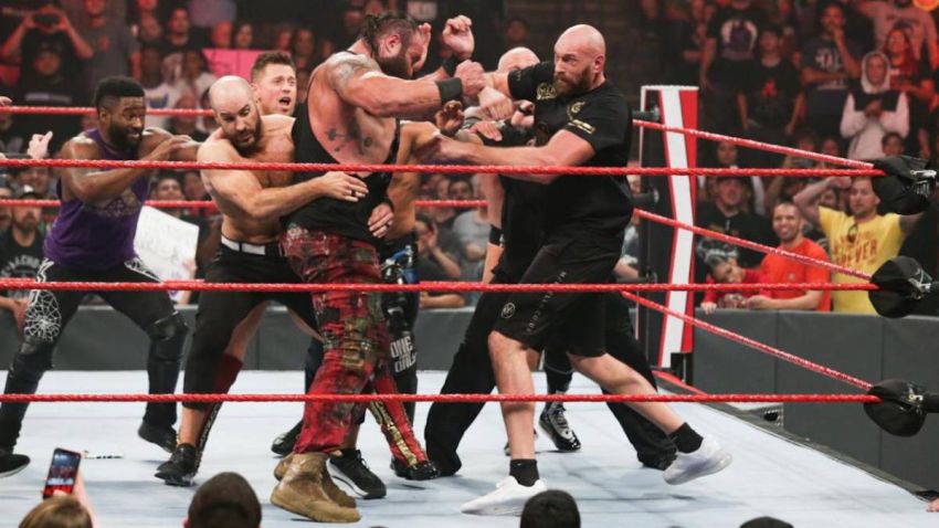 Тайсон Фьюри подрался с Броном Строумэном на шоу WWE