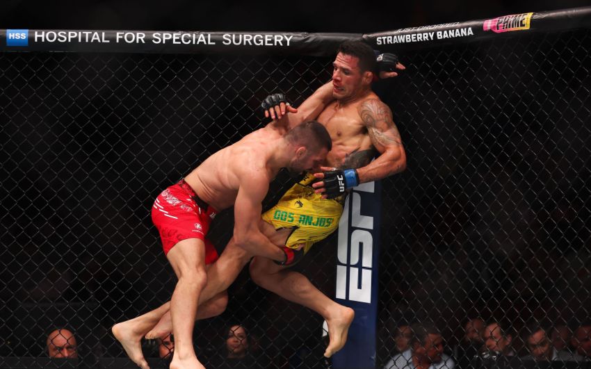 Матеуш Гамротом переиграл Рафаэля Дос Аньоса на UFC 299