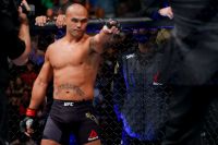 Робби Лоулер сразиться с Рафаэлем Дос Аньосом на турнире UFC в Виннипеге