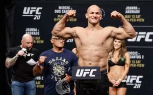 Результаты взвешивания участников турнира UFC Fight Night 133: Дос Сантос - Иванов
