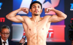 Отец Лопеса: "Теофимо пора подняться в весе, он страдал от весогонки семь лет"