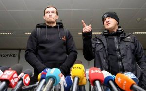 Промоутер Усика признался, что до сих пор не общался с Фрэнком Уорреном по поводу боя с Джойсом